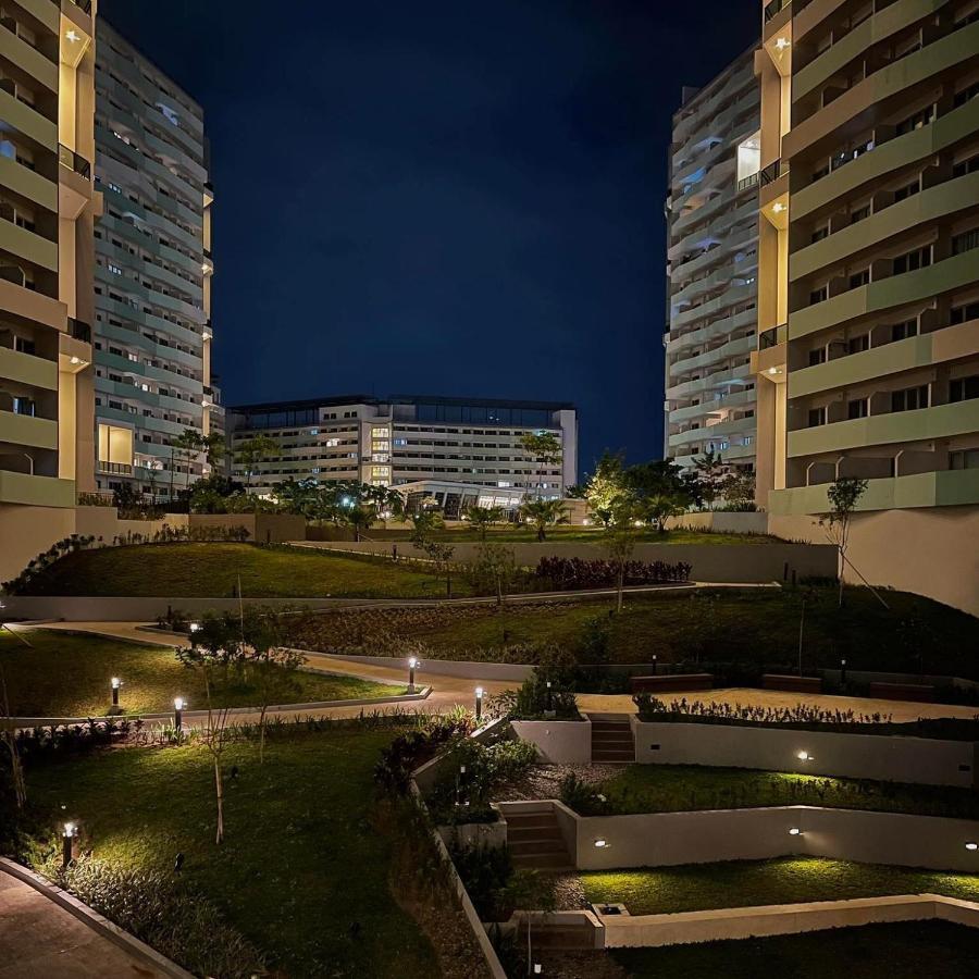 Acellyne'S Suites At The Residences At Commonwealth By Century Quezon City Exterior photo
