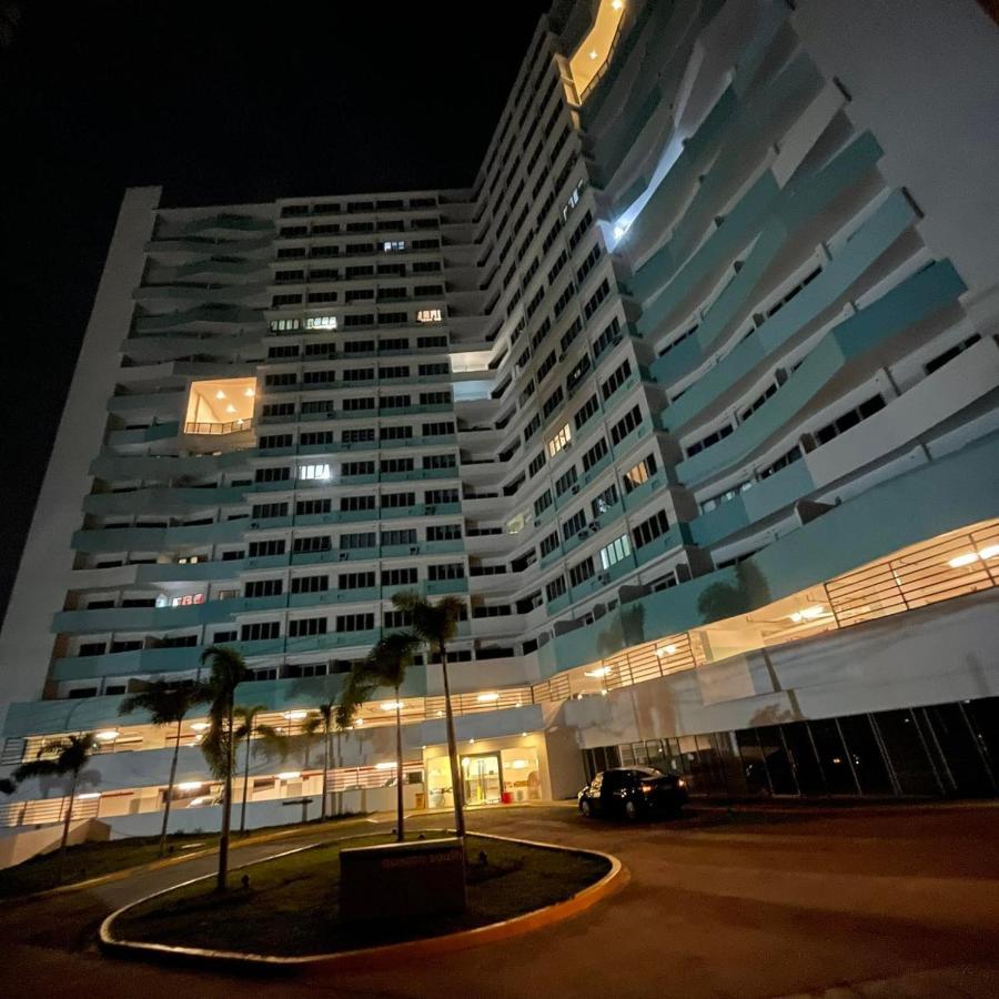 Acellyne'S Suites At The Residences At Commonwealth By Century Quezon City Exterior photo