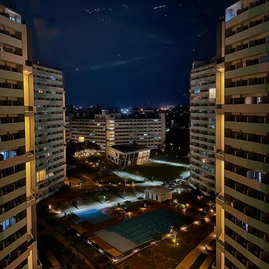 Acellyne'S Suites At The Residences At Commonwealth By Century Quezon City Exterior photo