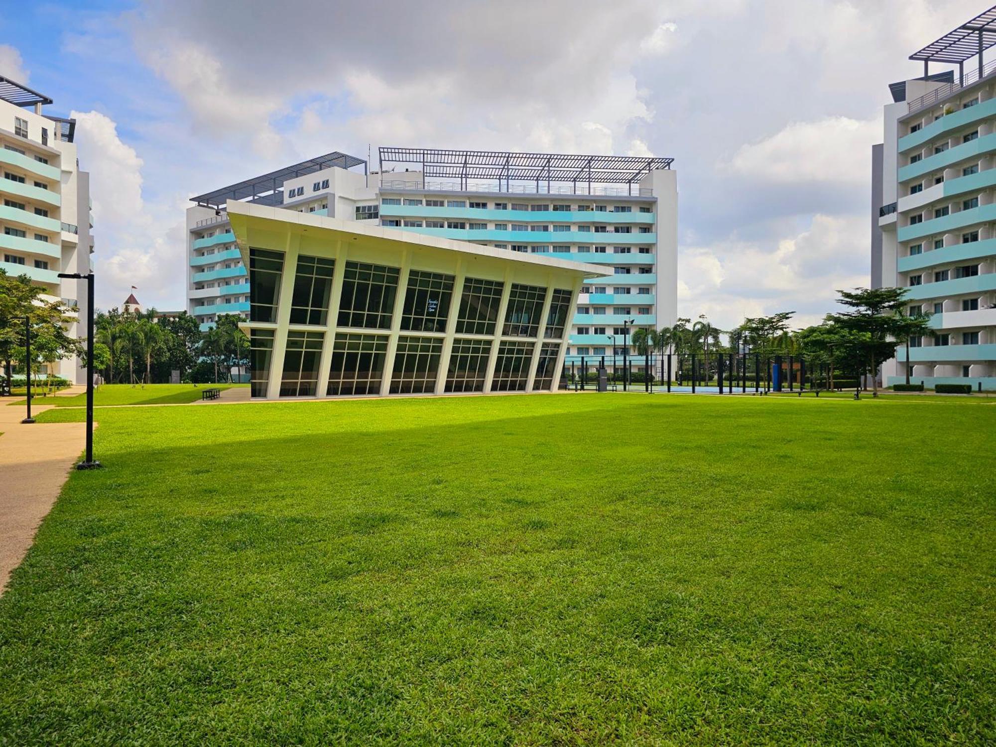 Acellyne'S Suites At The Residences At Commonwealth By Century Quezon City Exterior photo