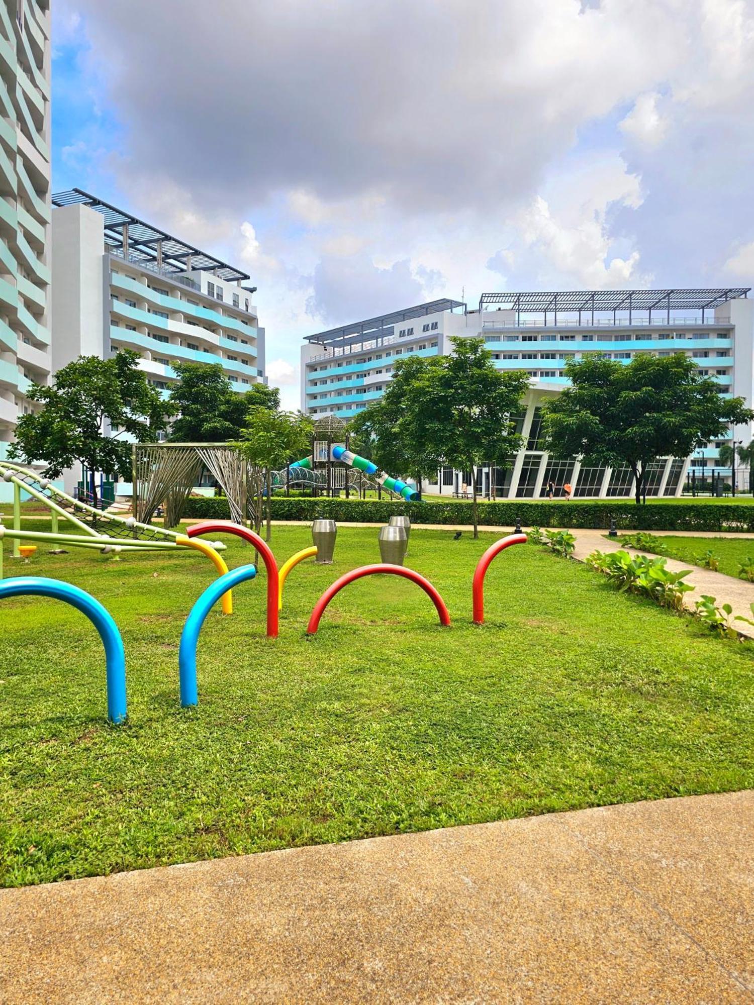 Acellyne'S Suites At The Residences At Commonwealth By Century Quezon City Exterior photo