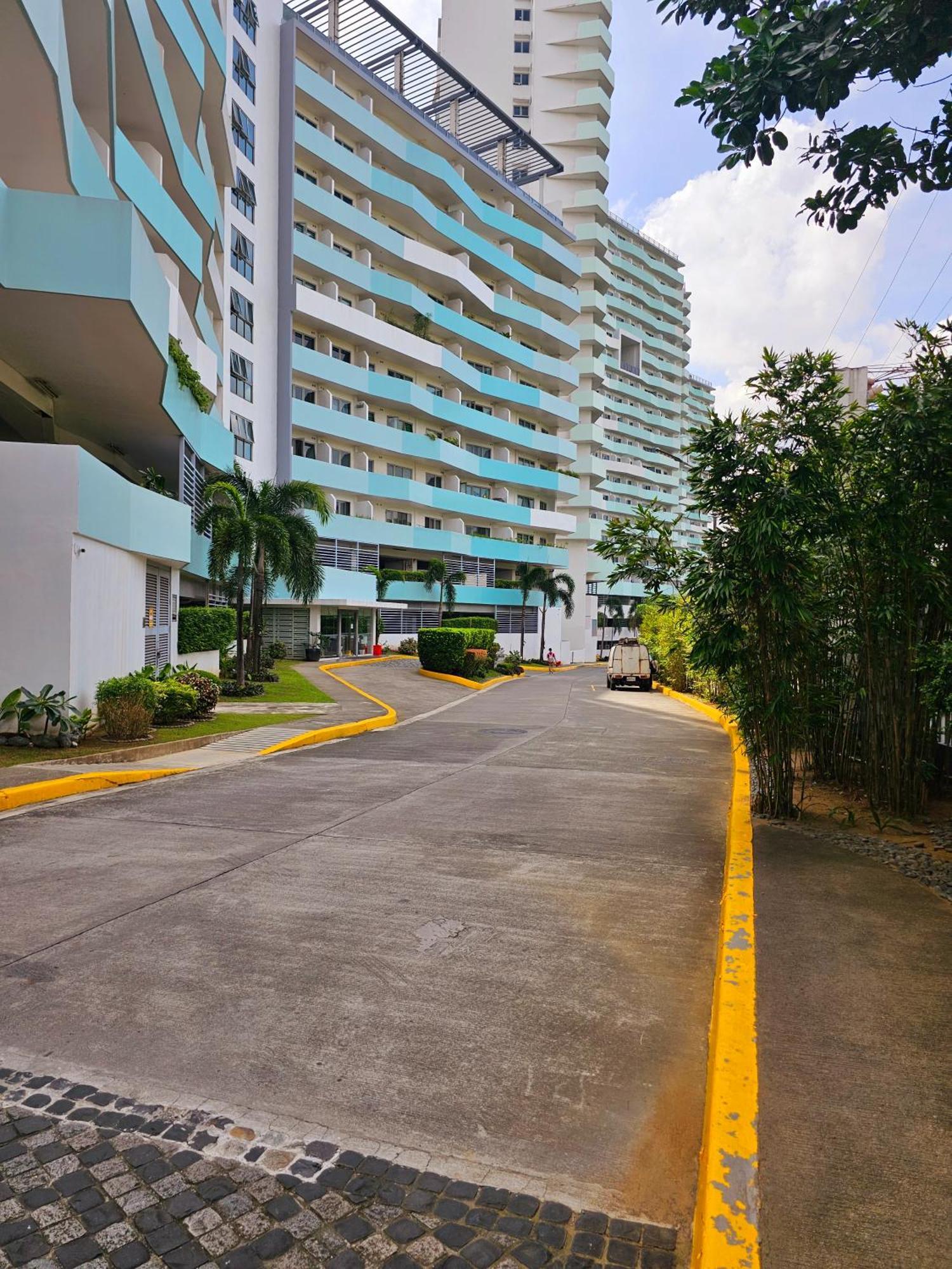 Acellyne'S Suites At The Residences At Commonwealth By Century Quezon City Exterior photo