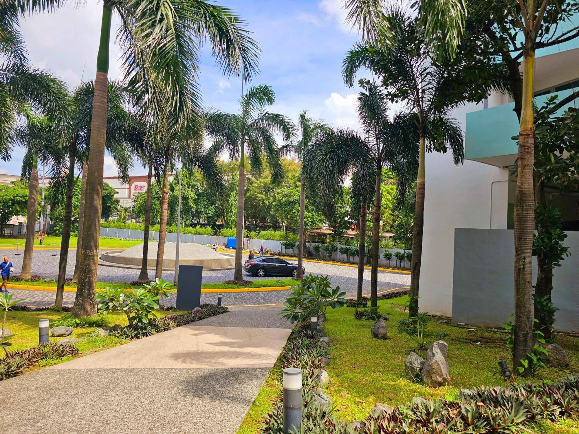 Acellyne'S Suites At The Residences At Commonwealth By Century Quezon City Exterior photo