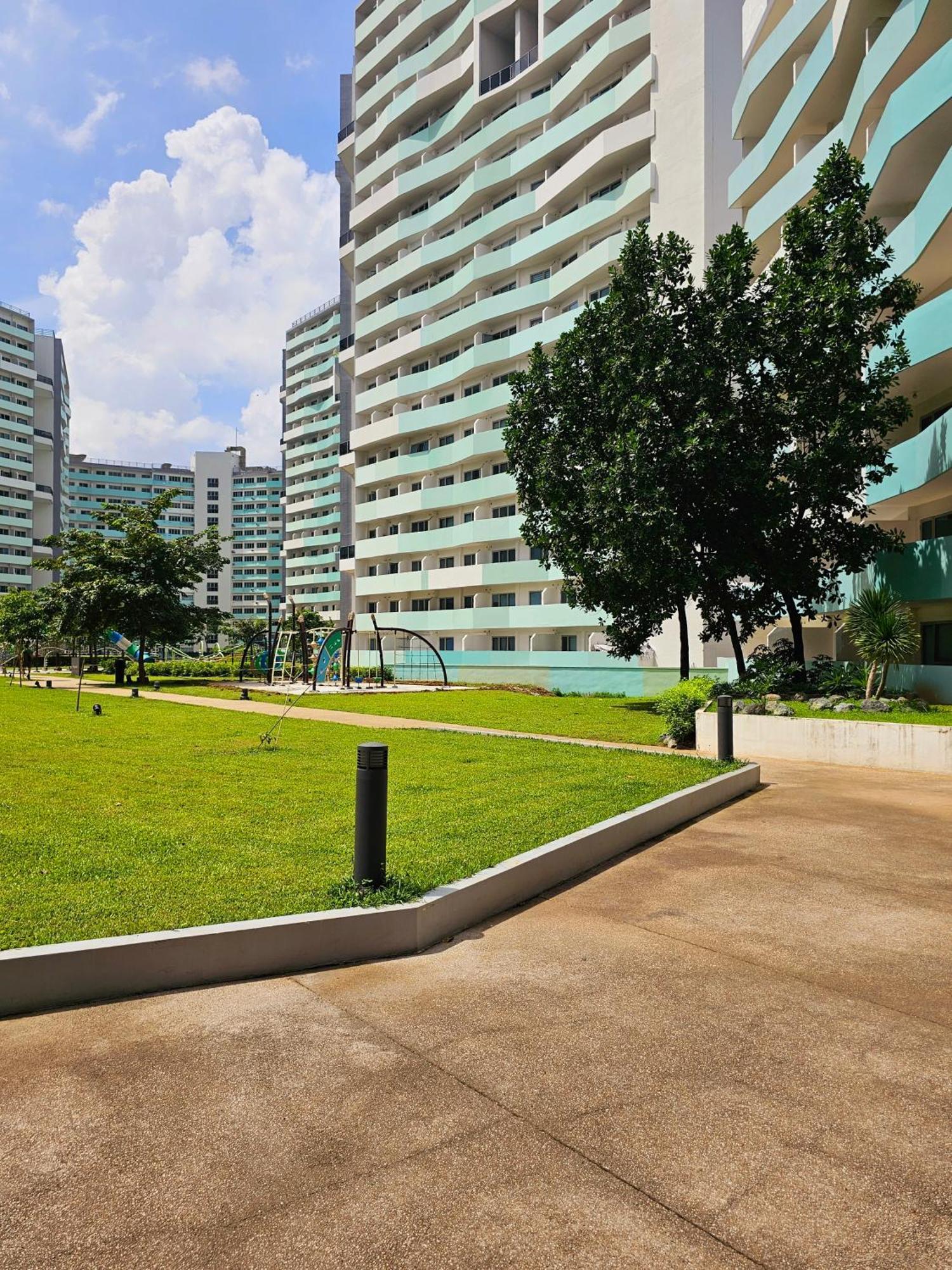 Acellyne'S Suites At The Residences At Commonwealth By Century Quezon City Exterior photo