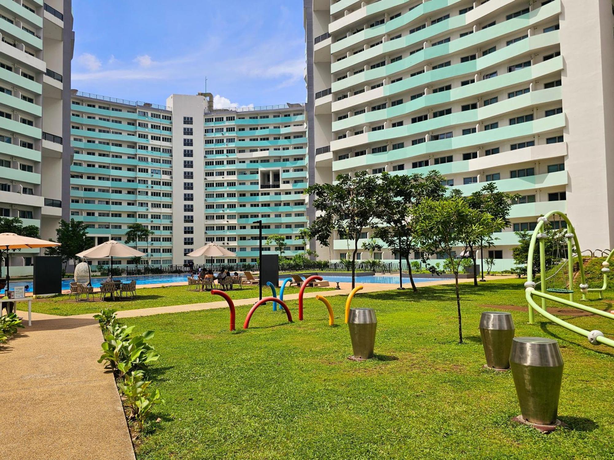 Acellyne'S Suites At The Residences At Commonwealth By Century Quezon City Exterior photo