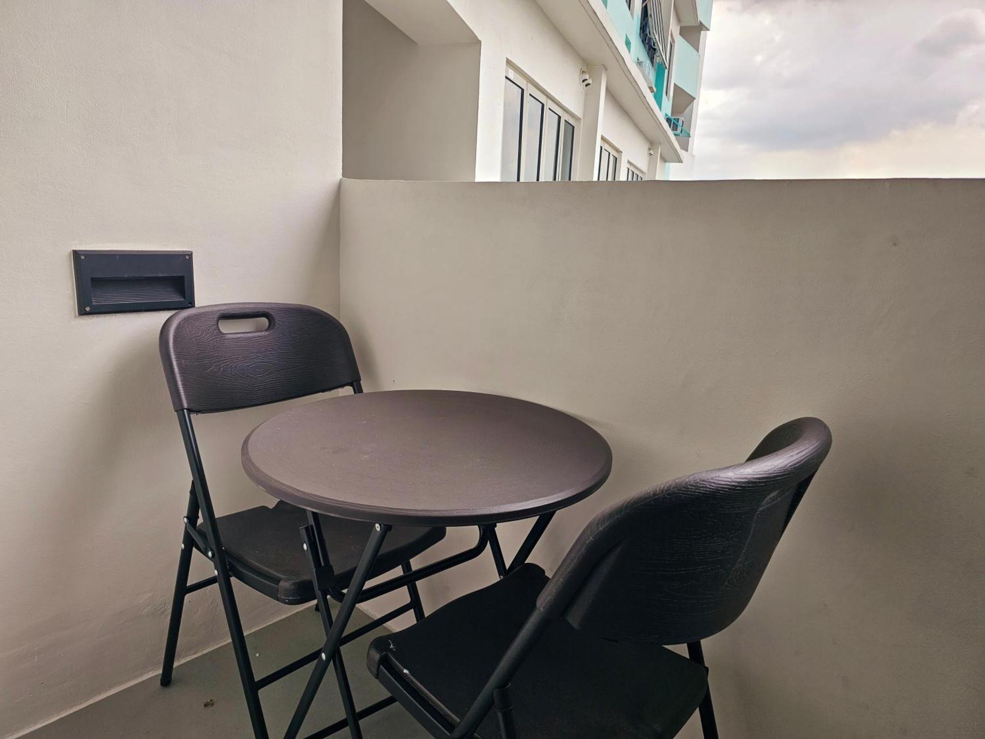 Acellyne'S Suites At The Residences At Commonwealth By Century Quezon City Exterior photo