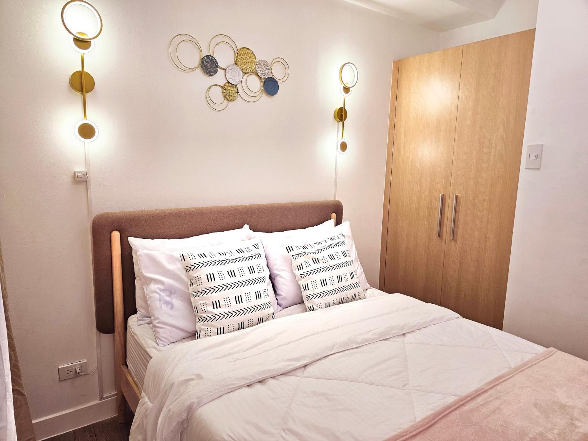 Acellyne'S Suites At The Residences At Commonwealth By Century Quezon City Exterior photo