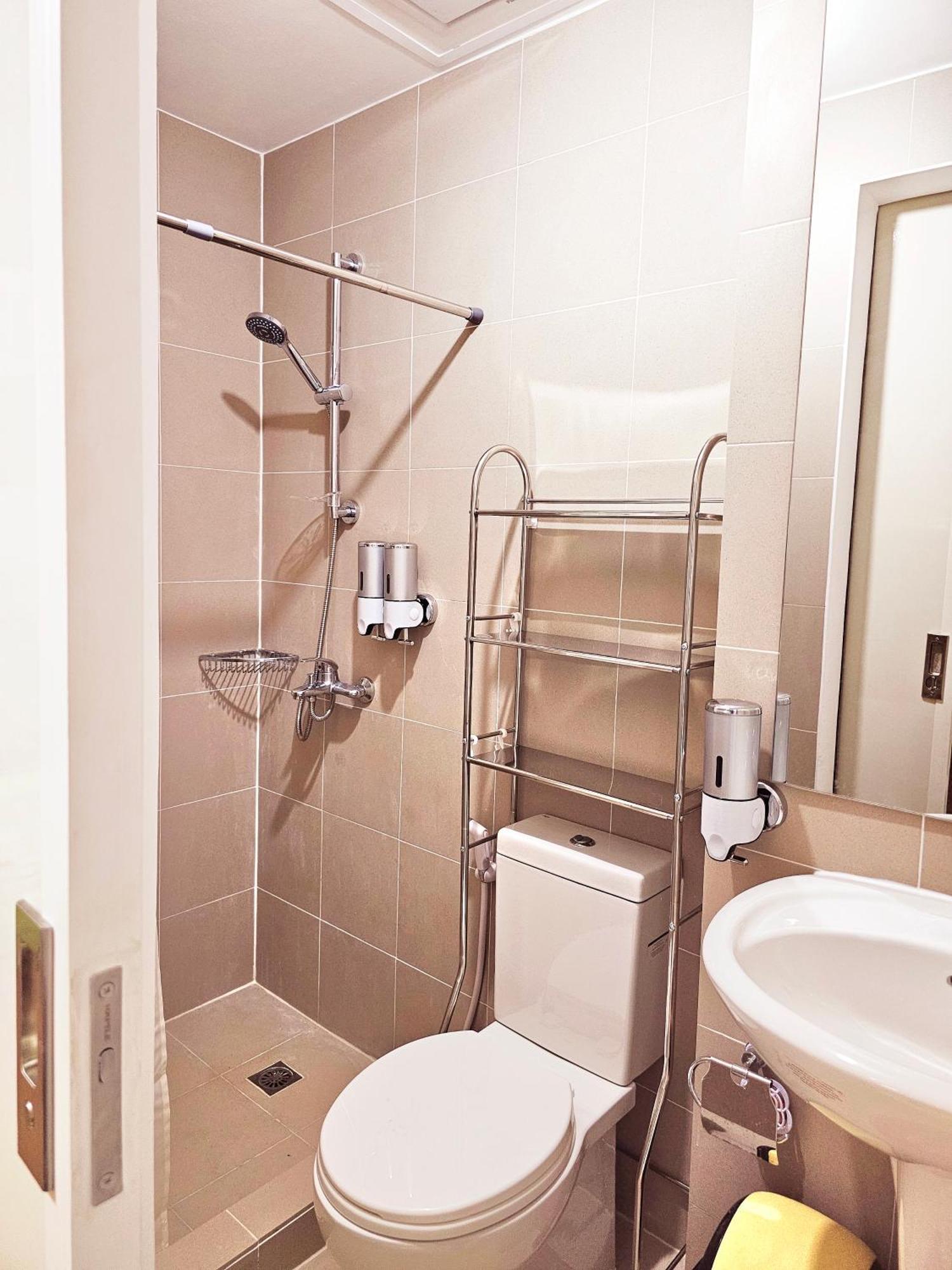 Acellyne'S Suites At The Residences At Commonwealth By Century Quezon City Room photo
