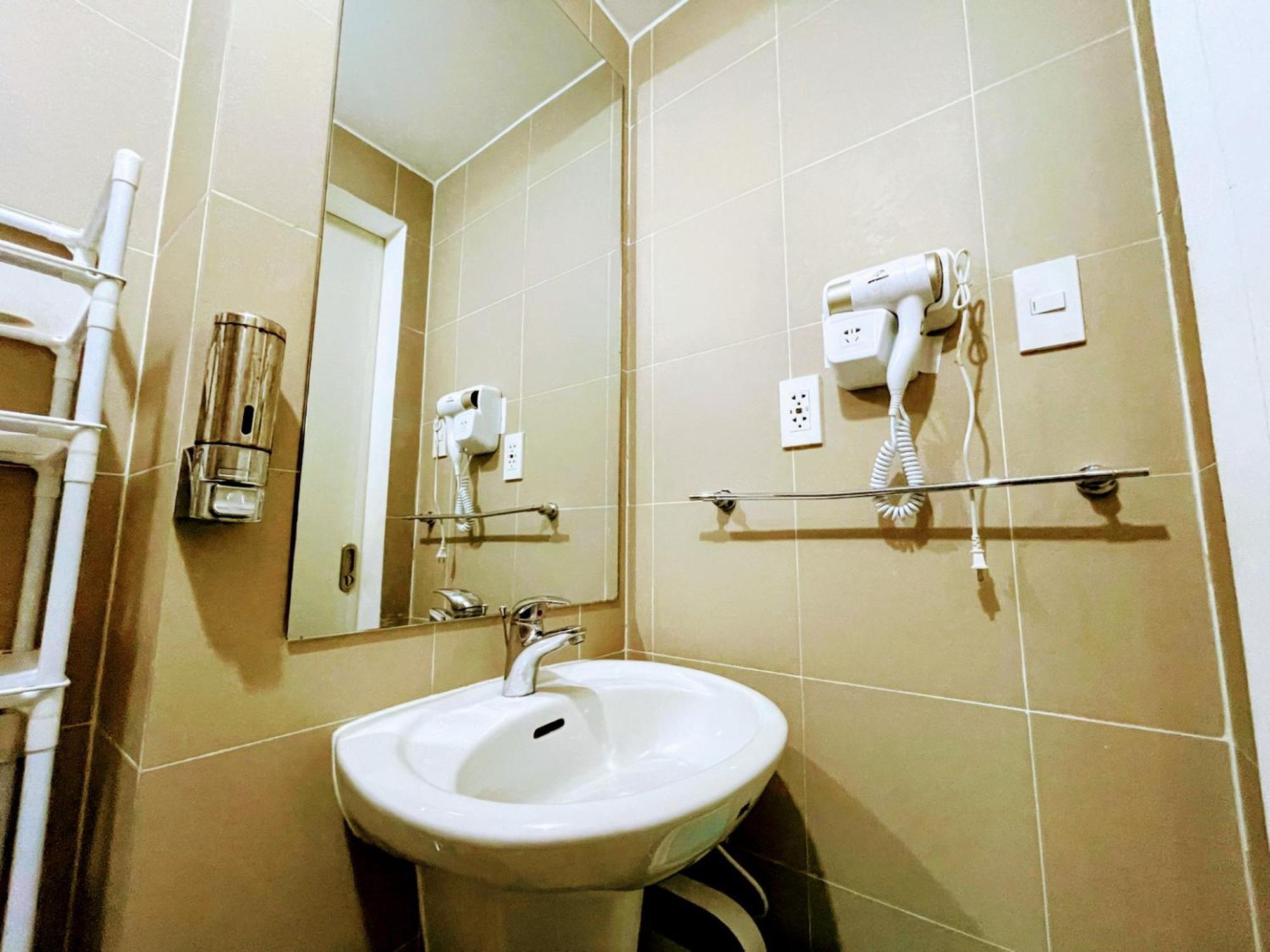 Acellyne'S Suites At The Residences At Commonwealth By Century Quezon City Room photo