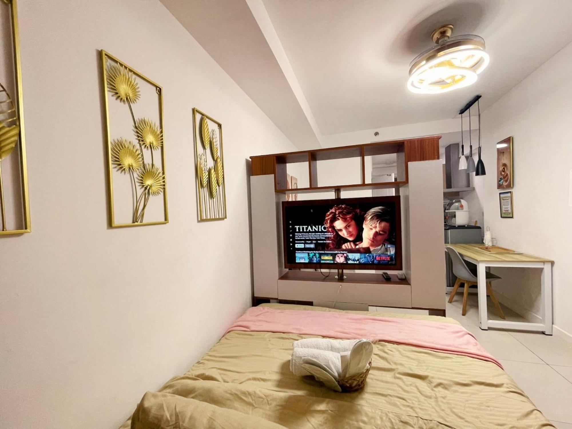 Acellyne'S Suites At The Residences At Commonwealth By Century Quezon City Room photo