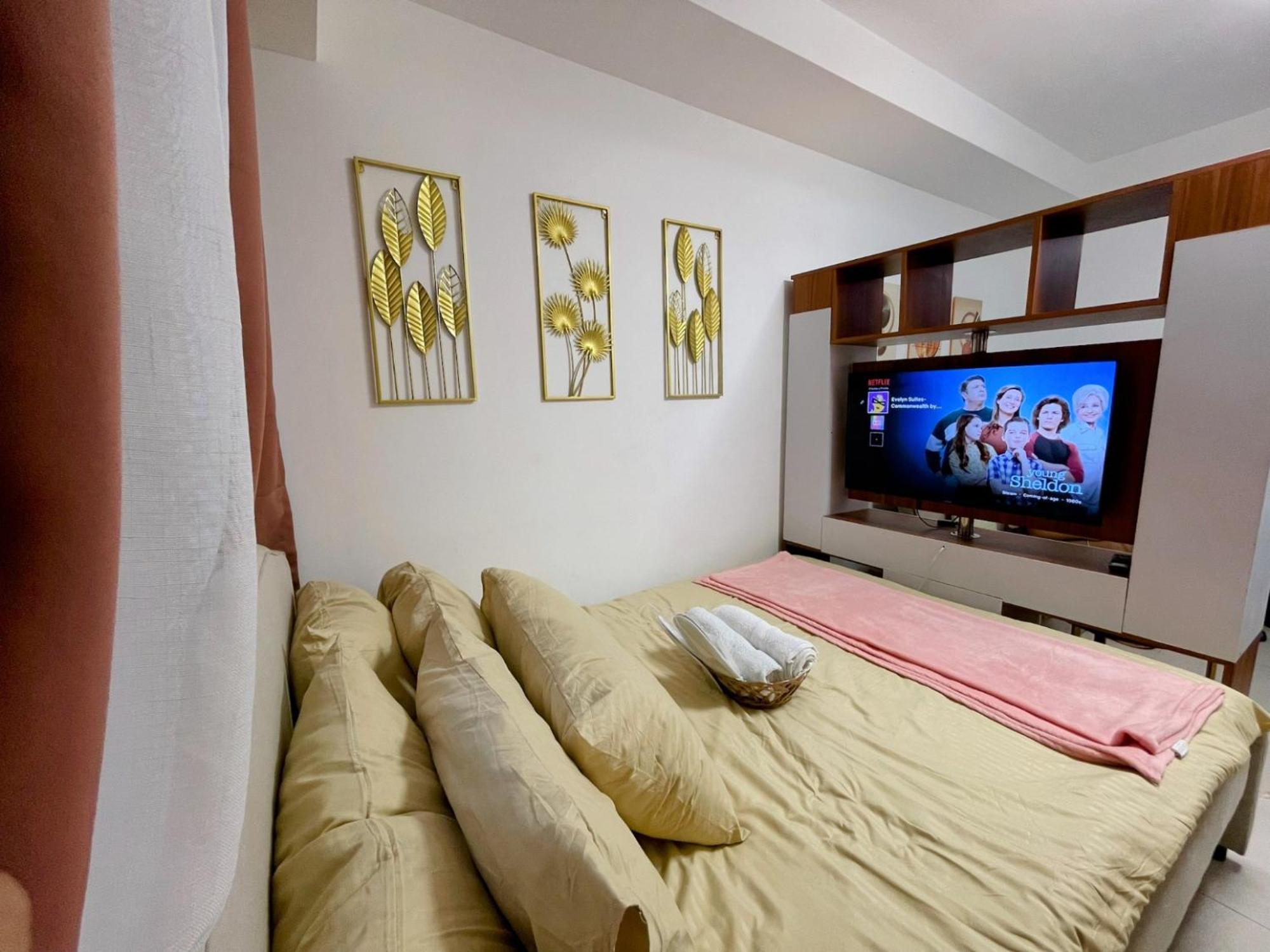 Acellyne'S Suites At The Residences At Commonwealth By Century Quezon City Room photo