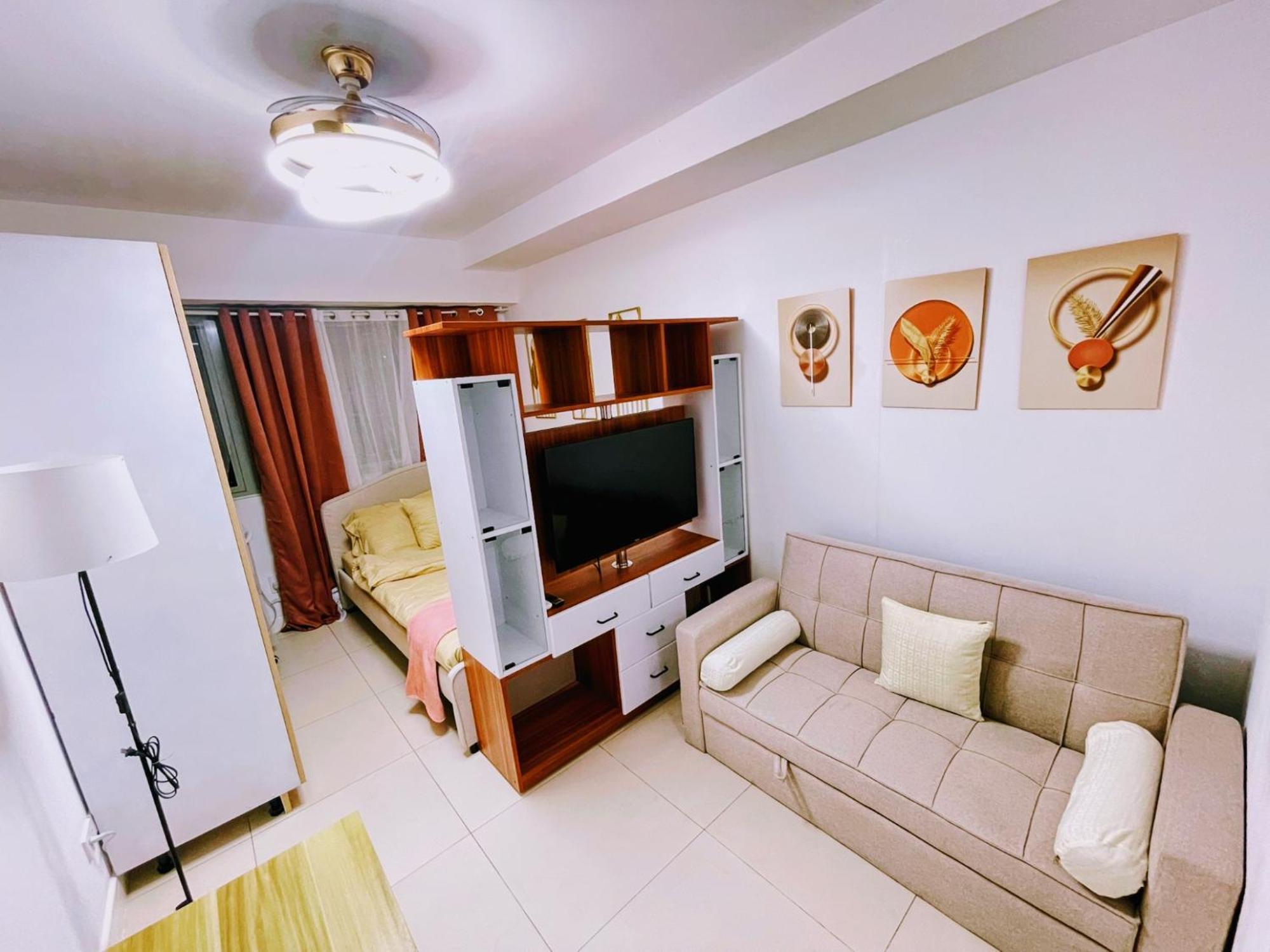 Acellyne'S Suites At The Residences At Commonwealth By Century Quezon City Room photo