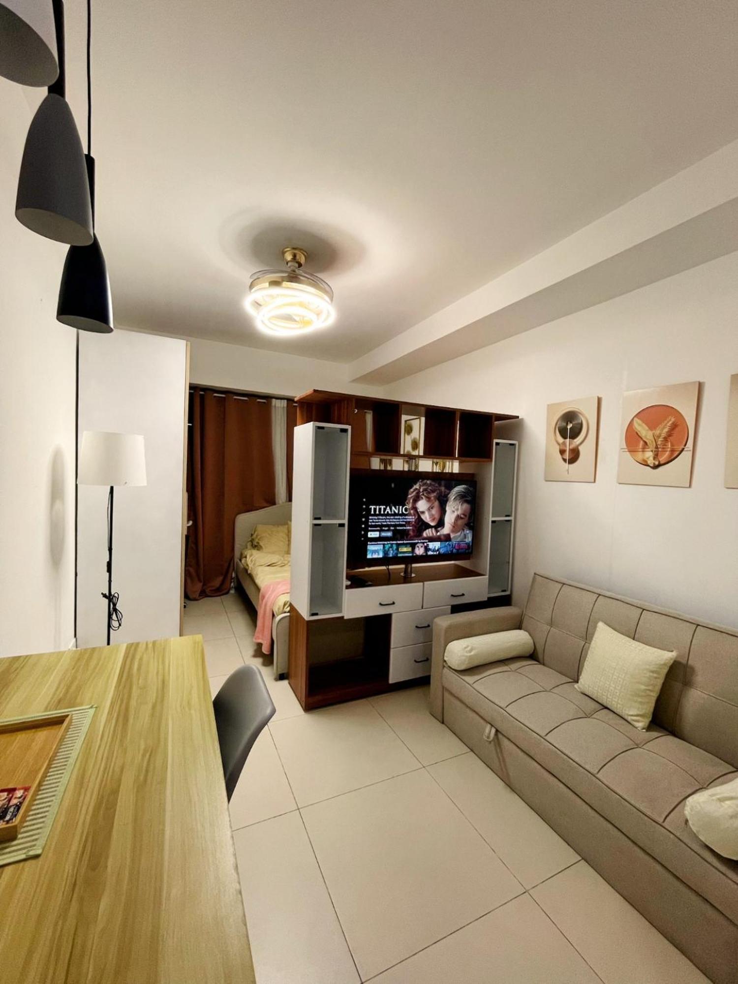 Acellyne'S Suites At The Residences At Commonwealth By Century Quezon City Room photo