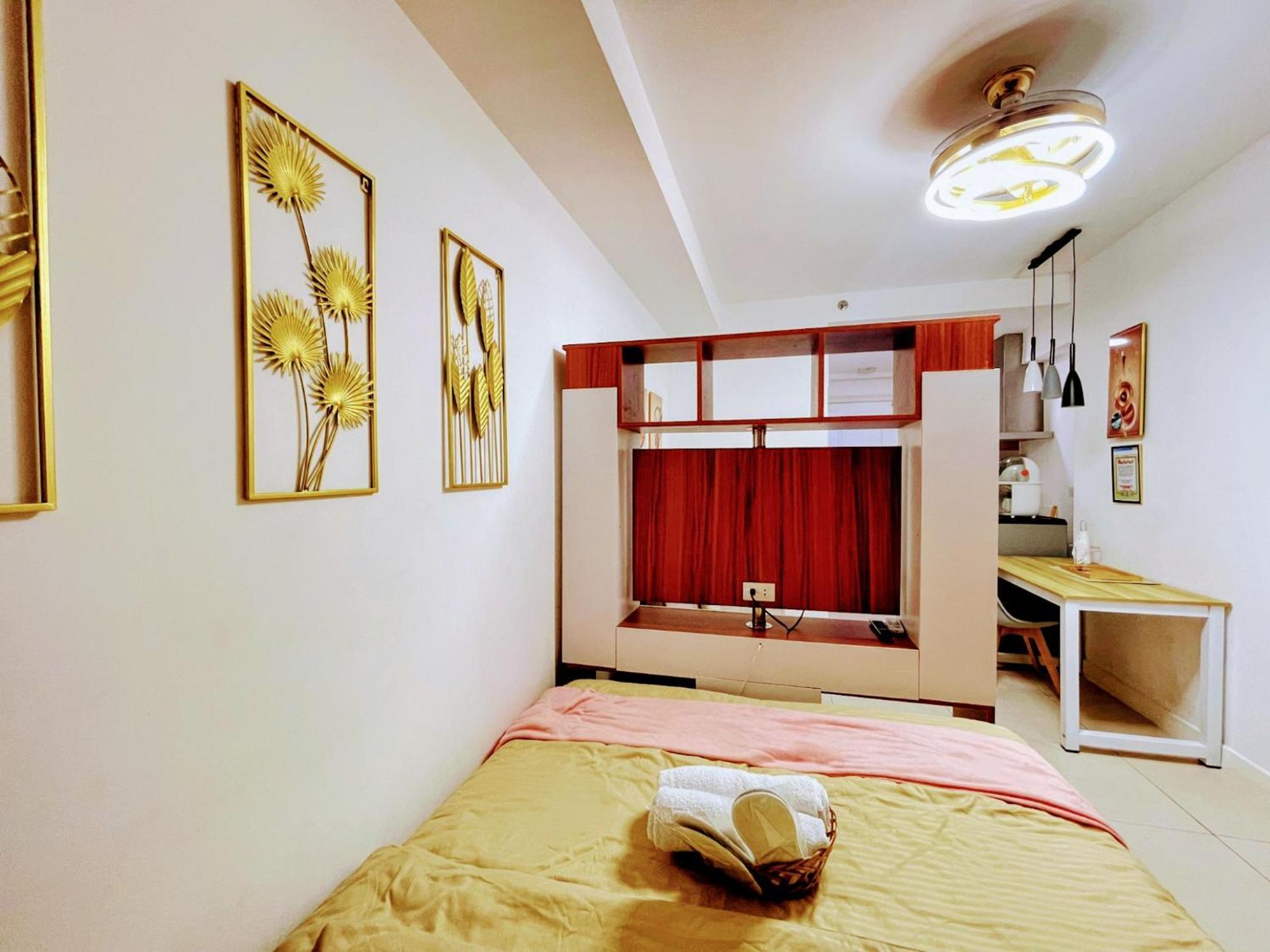 Acellyne'S Suites At The Residences At Commonwealth By Century Quezon City Room photo