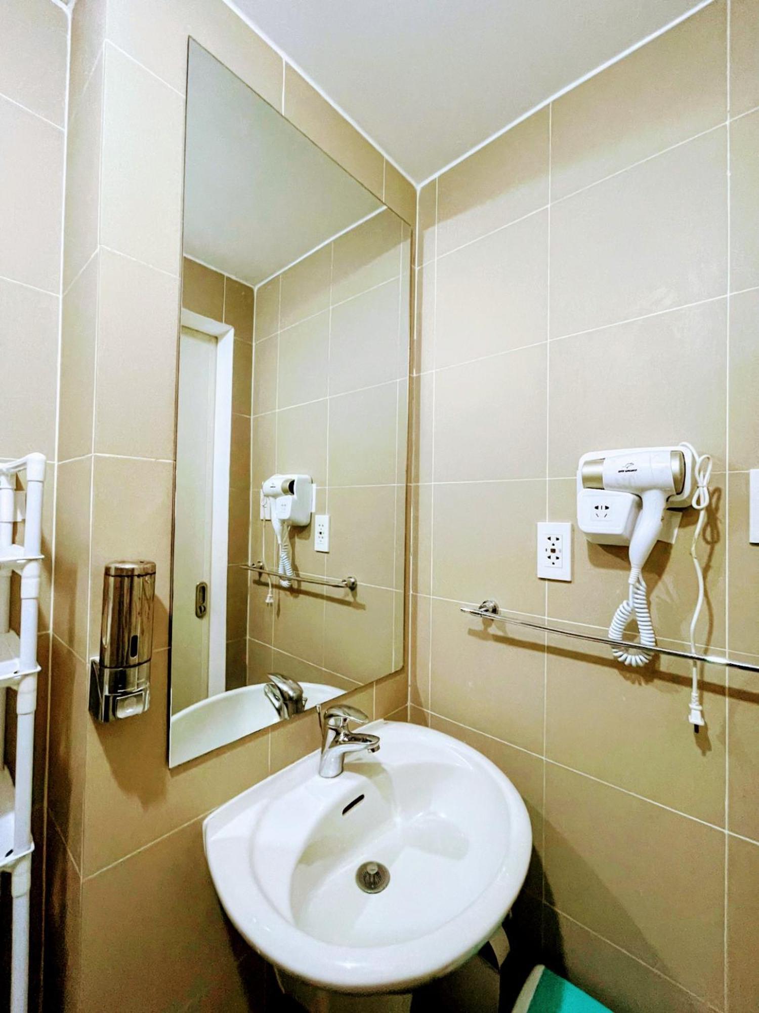 Acellyne'S Suites At The Residences At Commonwealth By Century Quezon City Room photo