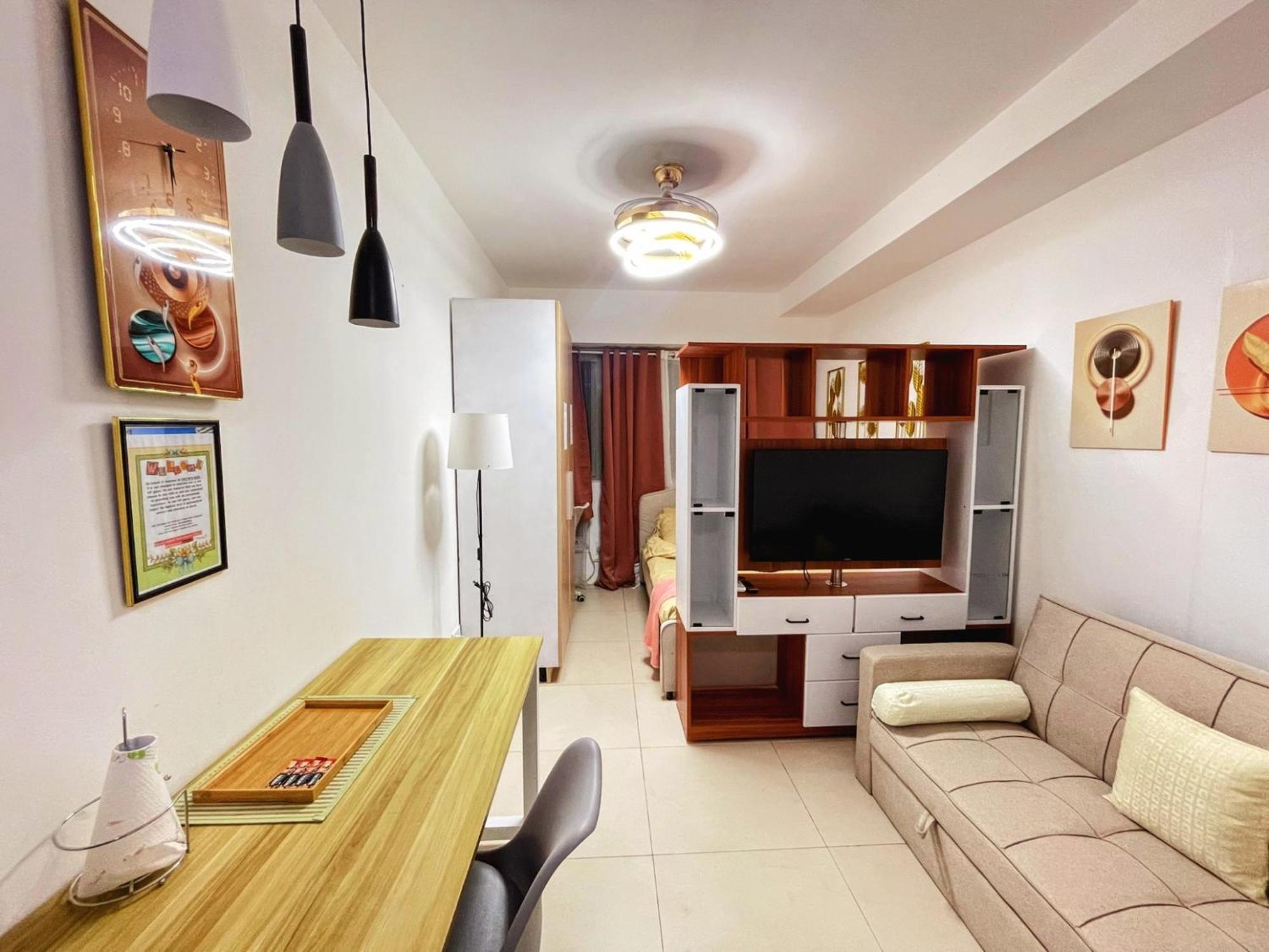 Acellyne'S Suites At The Residences At Commonwealth By Century Quezon City Room photo