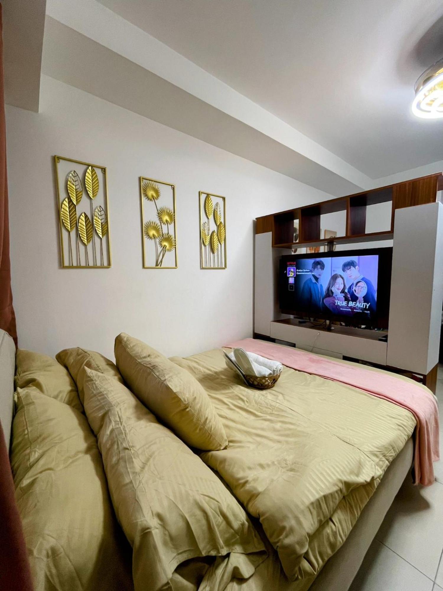 Acellyne'S Suites At The Residences At Commonwealth By Century Quezon City Room photo