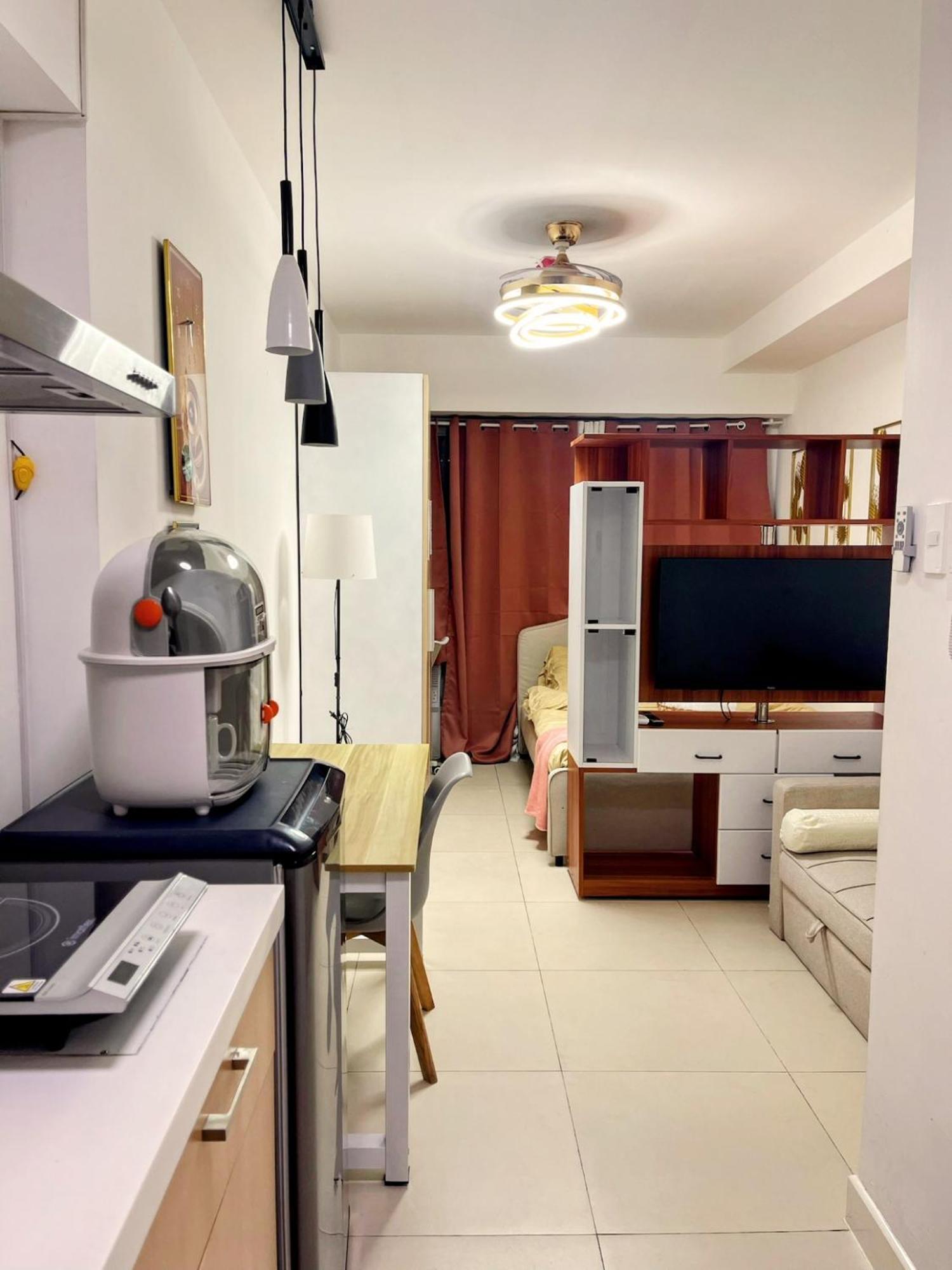 Acellyne'S Suites At The Residences At Commonwealth By Century Quezon City Room photo