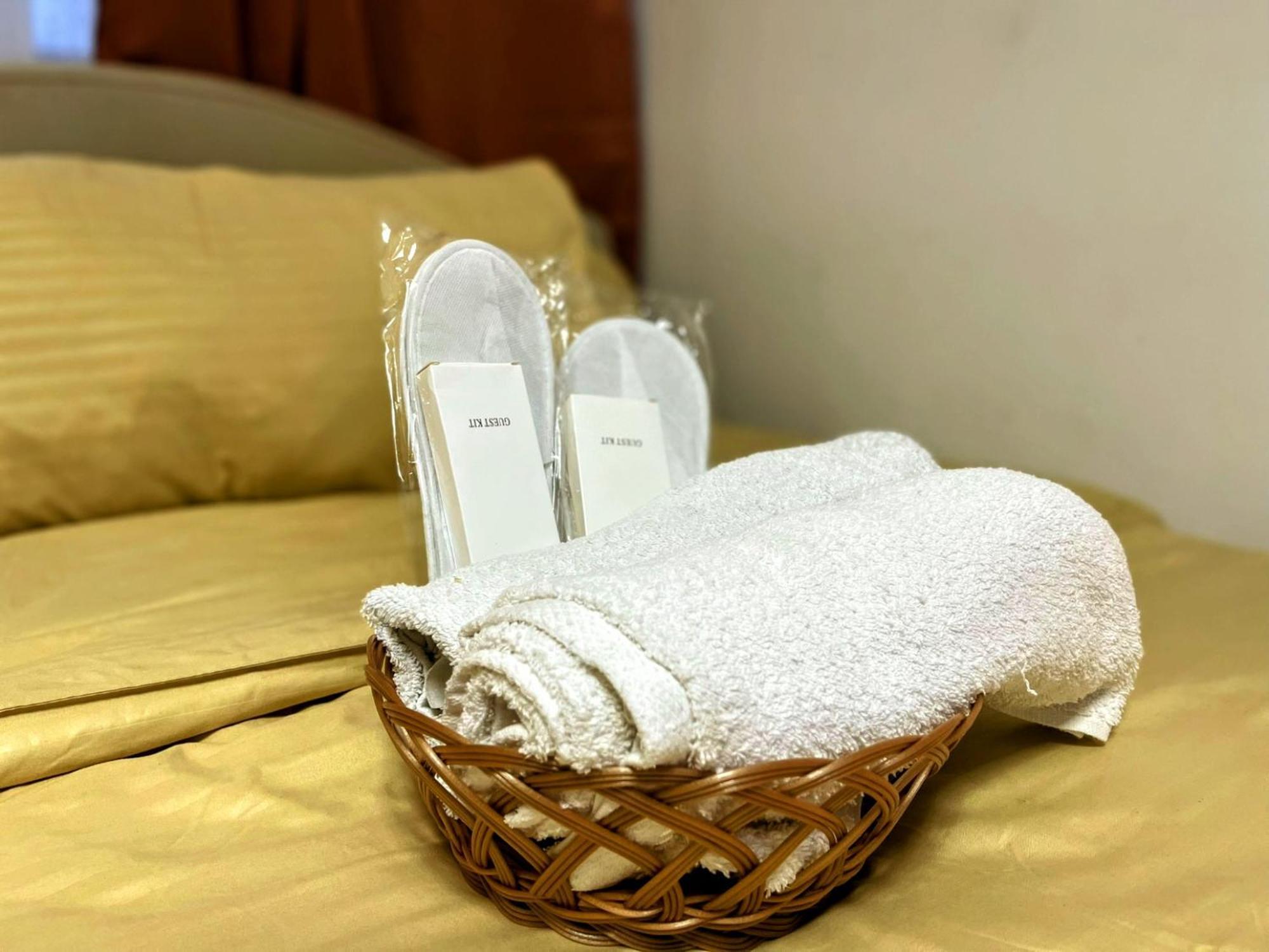 Acellyne'S Suites At The Residences At Commonwealth By Century Quezon City Room photo