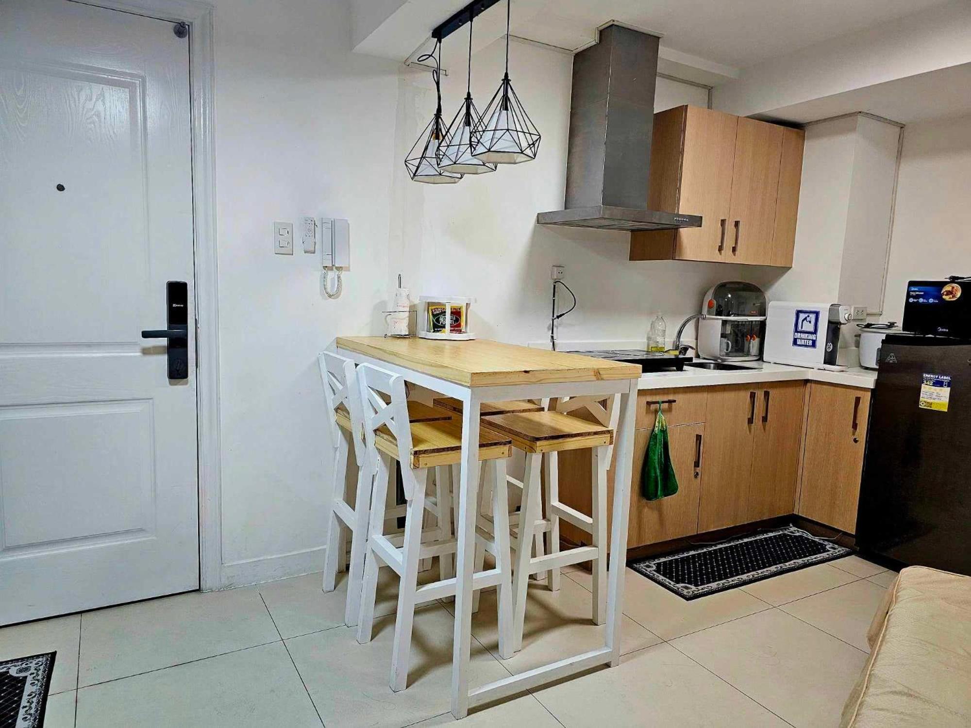 Acellyne'S Suites At The Residences At Commonwealth By Century Quezon City Exterior photo
