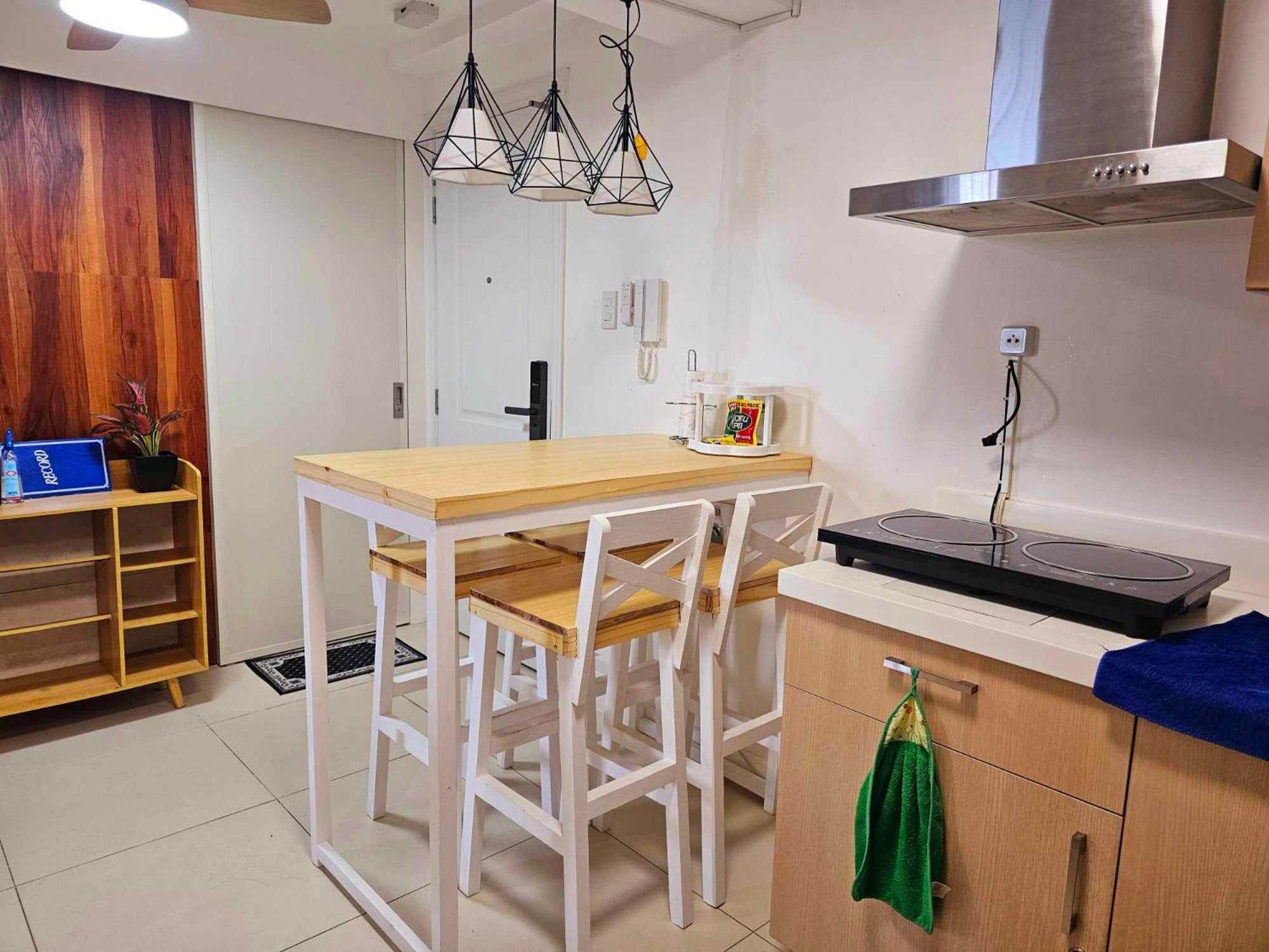 Acellyne'S Suites At The Residences At Commonwealth By Century Quezon City Exterior photo
