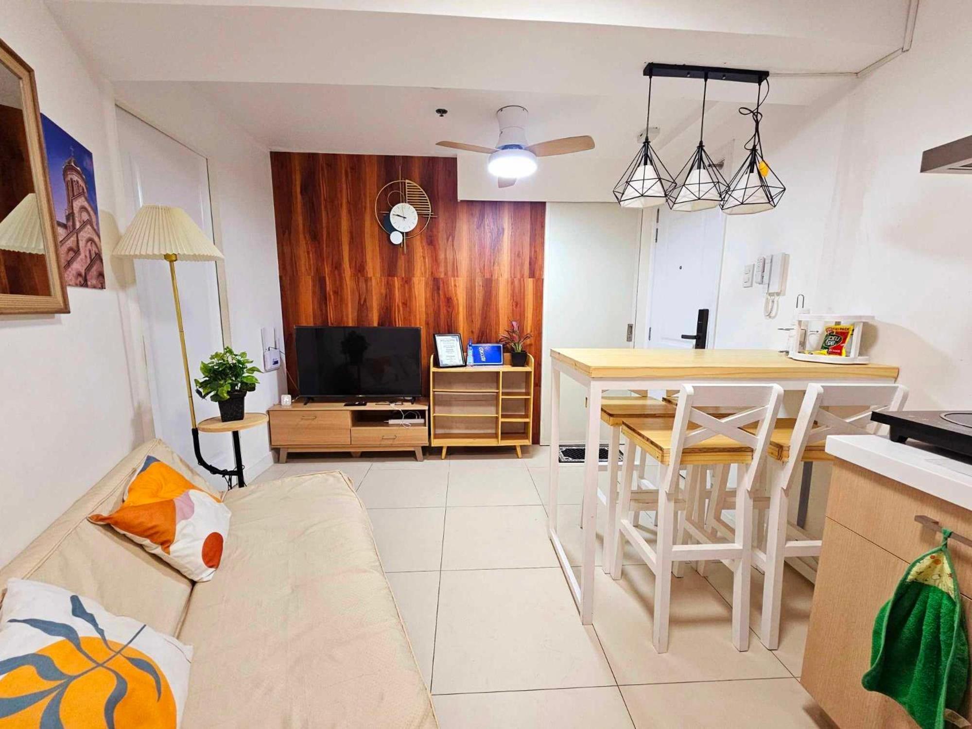 Acellyne'S Suites At The Residences At Commonwealth By Century Quezon City Exterior photo